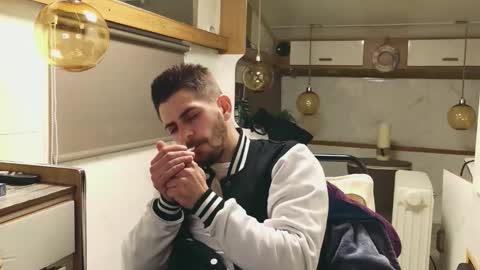 independent model online show from March 11, 6:37 pm