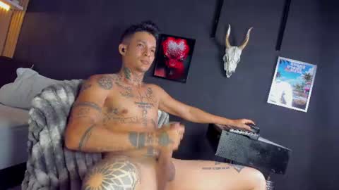 independent model online show from July 25, 4:04 pm