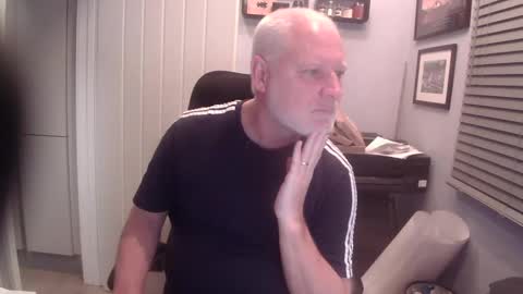 Snapshot of greyfox_6000 chatting on February 18, 11:19 pm greyfox_6000 online show from February 18, 11:19 pm