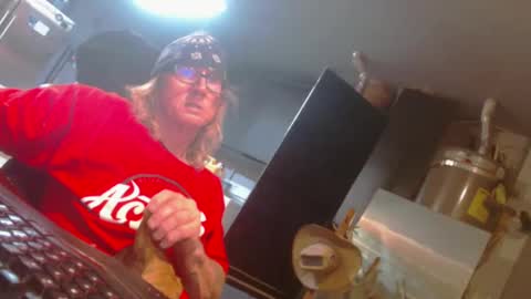 Handystudman online show from December 25, 9:56 am