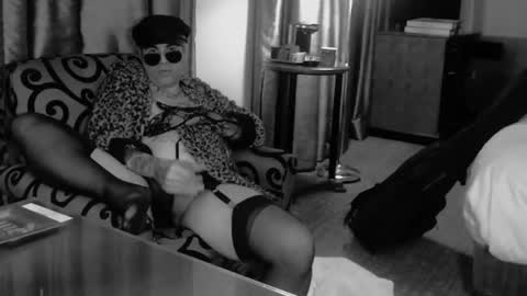 Snapshot of hypnosexray chatting on January 31, 6:46 am Mistress online show from January 31, 6:46 am