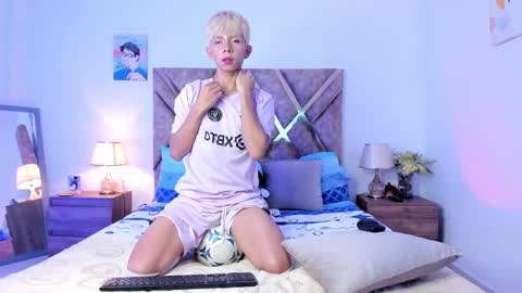 Son Hyunjin online show from February 13, 4:56 pm