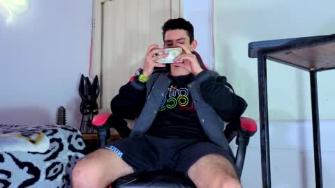 kelvis online show from April 3, 8:22 am