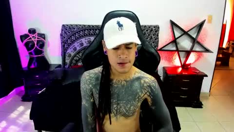 Snapshot of ink_u_buzz chatting on February 1, 3:39 pm Dani  online show from February 1, 3:39 pm