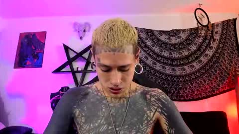 Snapshot of ink_u_buzz chatting on October 17, 11:20 pm Dani  online show from October 17, 11:20 pm