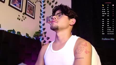 Snapshot of isaac_saenz chatting on February 17, 11:31 pm Isaac Saenz. online show from February 17, 11:31 pm