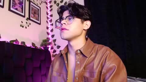 Snapshot of isaac_saenz chatting on February 19, 9:58 pm Isaac Saenz. online show from February 19, 9:58 pm