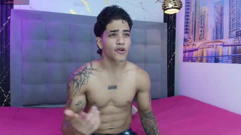 izaack online show from April 22, 6:23 pm