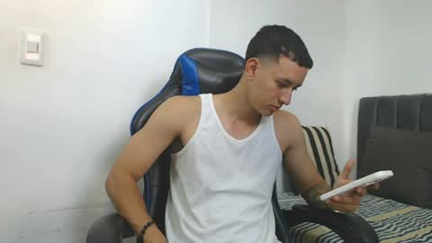 Hi guys im new 3 online show from July 28, 8:23 pm