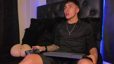 Snapshot of james1lee_ chatting on January 14, 3:53 am LeonardoInsta LeonardoperezcoPvt open online show from January 14, 3:53 am