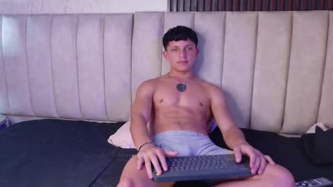 jamesgolden_ online show from December 3, 11:22 pm