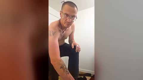 jasonmoore423786227 online show from July 20, 9:15 am