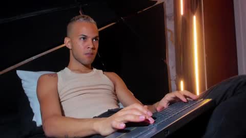 Snapshot of jeremmy_5_ chatting on March 10, 12:17 pm Jeremmy online show from March 10, 12:17 pm