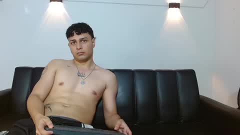 john_ssnow29 online show from March 18, 2:03 am