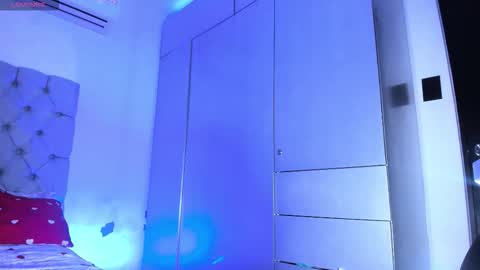 independent model online show from February 10, 4:55 pm