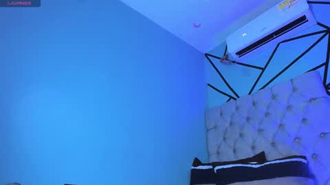 independent model online show from March 3, 6:15 pm