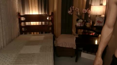 justine_hunk online show from April 2, 4:54 am