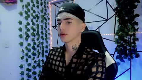 kiss_whitee online show from July 8, 8:40 am