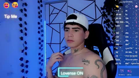 kiss_whitee online show from May 25, 1:23 am