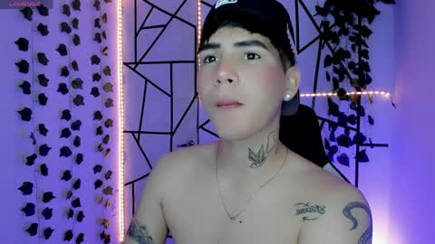 kiss_whitee online show from May 23, 12:38 am