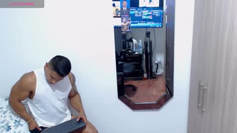 Snapshot of leo_muscleboy chatting on October 16, 12:51 am Leo online show from October 16, 12:51 am