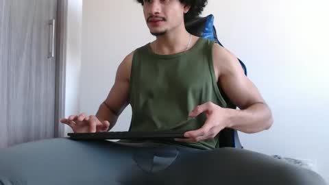 leostorm25 online show from February 18, 9:12 pm