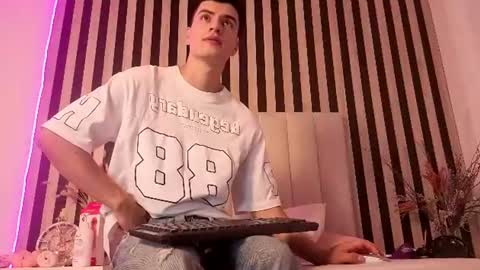 leotease online show from June 14, 4:31 pm