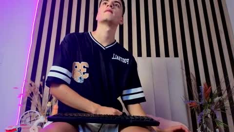 leotease online show from June 5, 7:19 pm