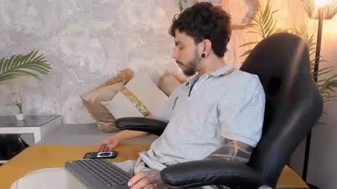 leviwolff online show from July 28, 4:09 am