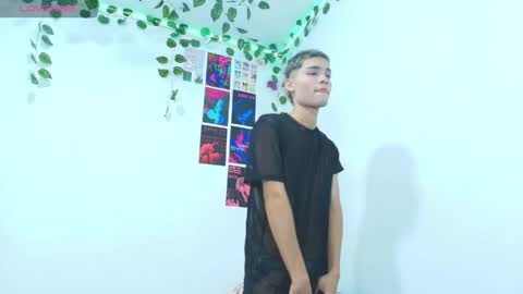 liam_honey18 online show from May 29, 1:10 pm