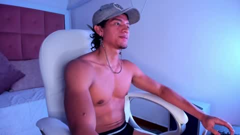 liamstronge_ online show from March 8, 4:05 pm