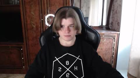 Max online show from December 15, 11:18 am