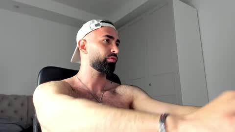 MichaelEvansx online show from April 6, 11:16 pm