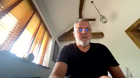 Snapshot of misterblivs chatting on October 26, 10:28 am Misterblivs online show from October 26, 10:28 am