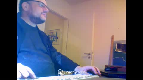 MrJohnsen1975 online show from November 18, 6:44 pm