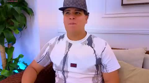 naimruiz_ online show from July 28, 7:50 pm