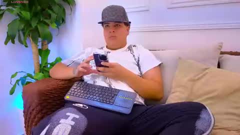 naimruiz_ online show from July 28, 8:52 pm