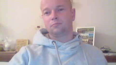 nick1990b online show from October 20, 5:28 pm