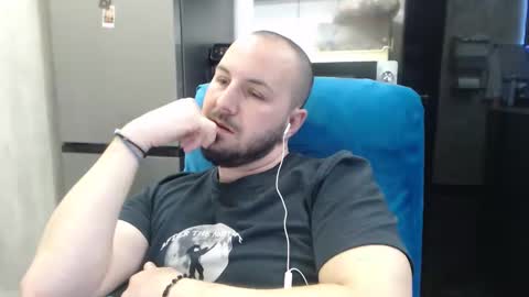 Julian online show from March 18, 11:30 pm