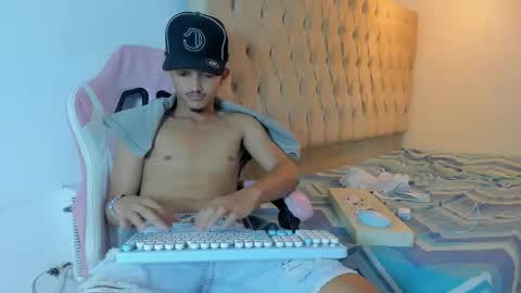 noah_jacksxn online show from June 2, 8:15 am