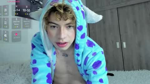 Snapshot of noah_lambert chatting on October 21, 2:58 am Noah online show from October 21, 2:58 am