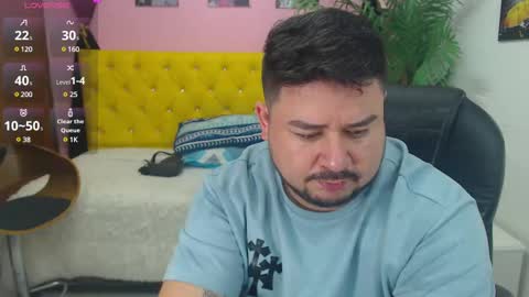 Snapshot of oso_gael chatting on February 25, 5:47 pm Bear Gael online show from February 25, 5:47 pm