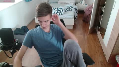 OverkneeBabe online show from January 13, 9:02 am