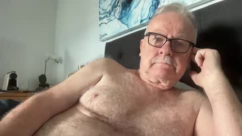 ozhairybearxxxx online show from December 18, 10:02 pm
