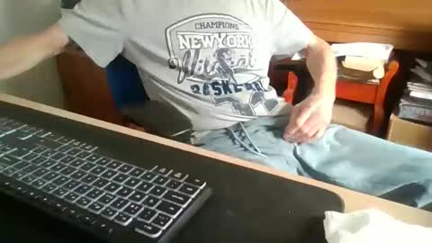 Snapshot of petitwilly chatting on October 23, 10:51 am petitwilly online show from October 23, 10:51 am