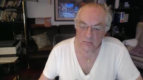 Snapshot of philoumis2 chatting on February 8, 7:27 pm Philippe online show from February 8, 7:27 pm