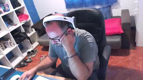 ravingr3d3 online show from July 28, 8:22 am