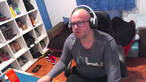 ravingr3d3 online show from December 18, 11:45 pm