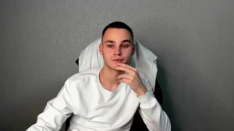 robert10211 online show from December 1, 6:22 pm