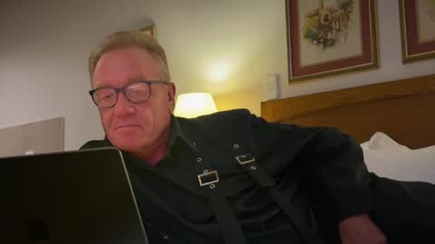 RobertTheRabbit online show from April 11, 7:17 pm